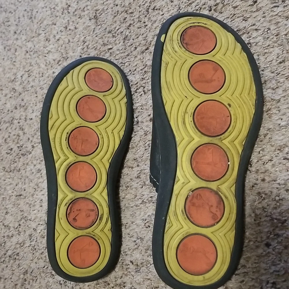 Simple Women's Slides - Picture 2 of 4